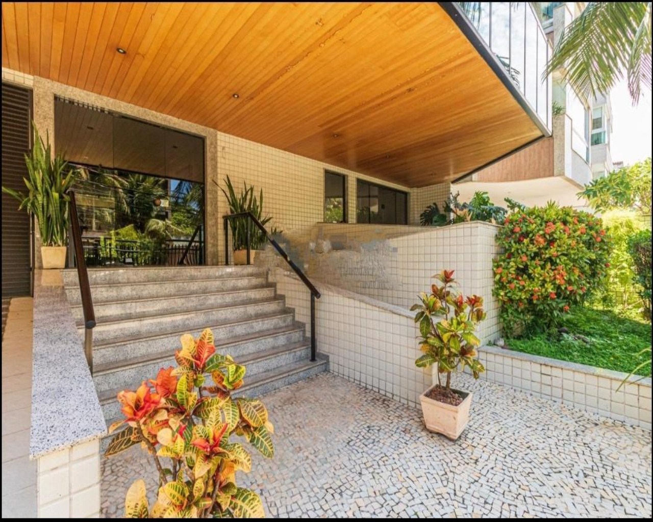 Cobertura espetacular no Jardim Oceânico com 4 suites piscina e próximo da praia