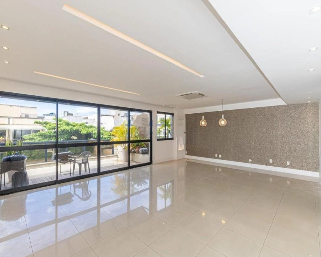 Cobertura espetacular no Jardim Oceânico com 4 suites piscina e próximo da praia