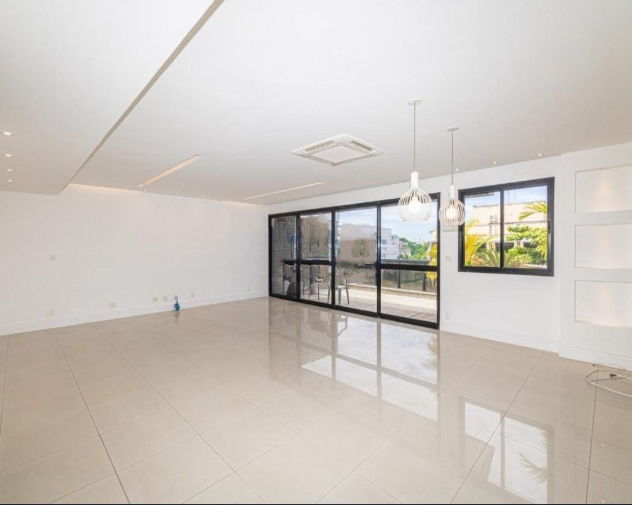 Cobertura espetacular no Jardim Oceânico com 4 suites piscina e próximo da praia