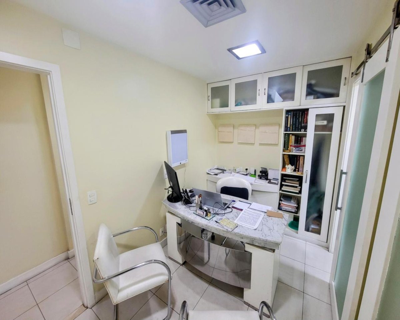 Conjunto de salas no coração do rio 113m2 . Ideal para profi
