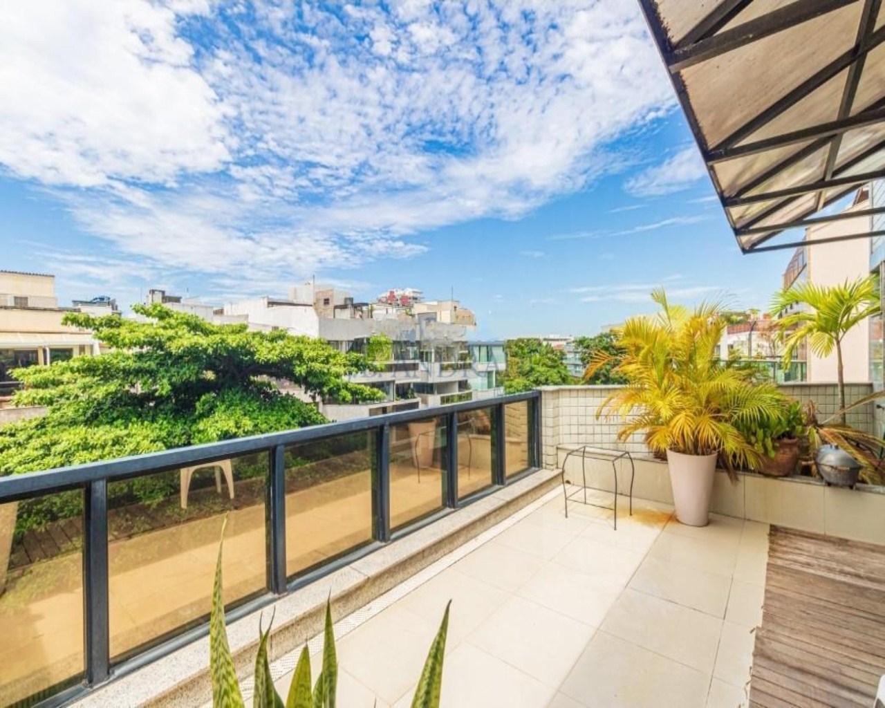 Cobertura espetacular no Jardim Oceânico com 4 suites piscina e próximo da praia