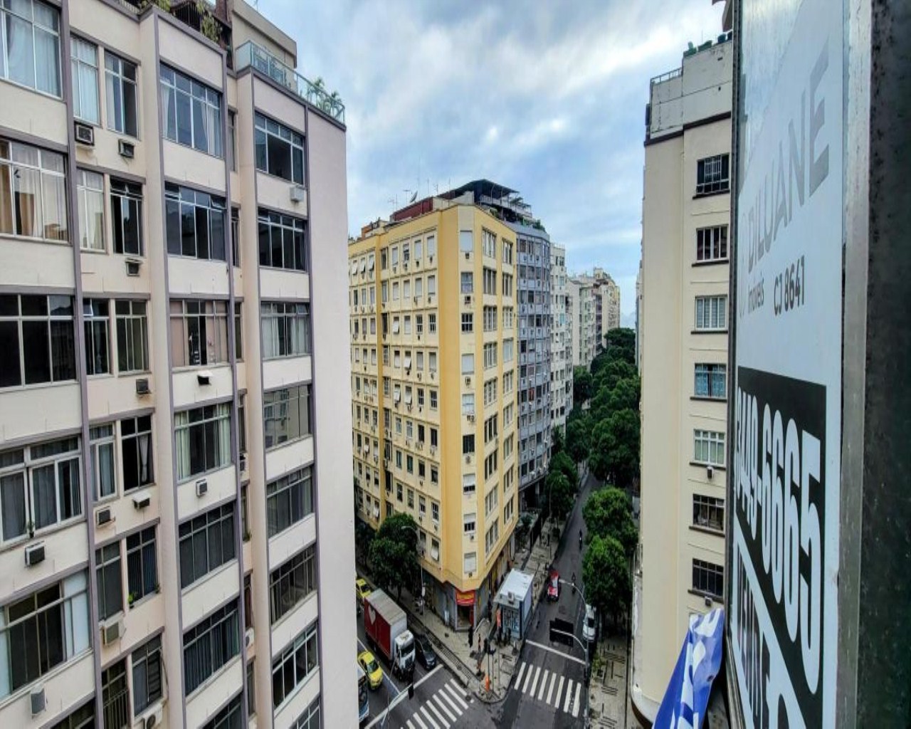 Apartamento amplo com varanda e 4 quartos em copacabana