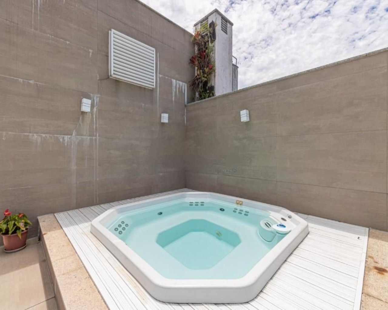 Cobertura espetacular no Jardim Oceânico com 4 suites piscina e próximo da praia