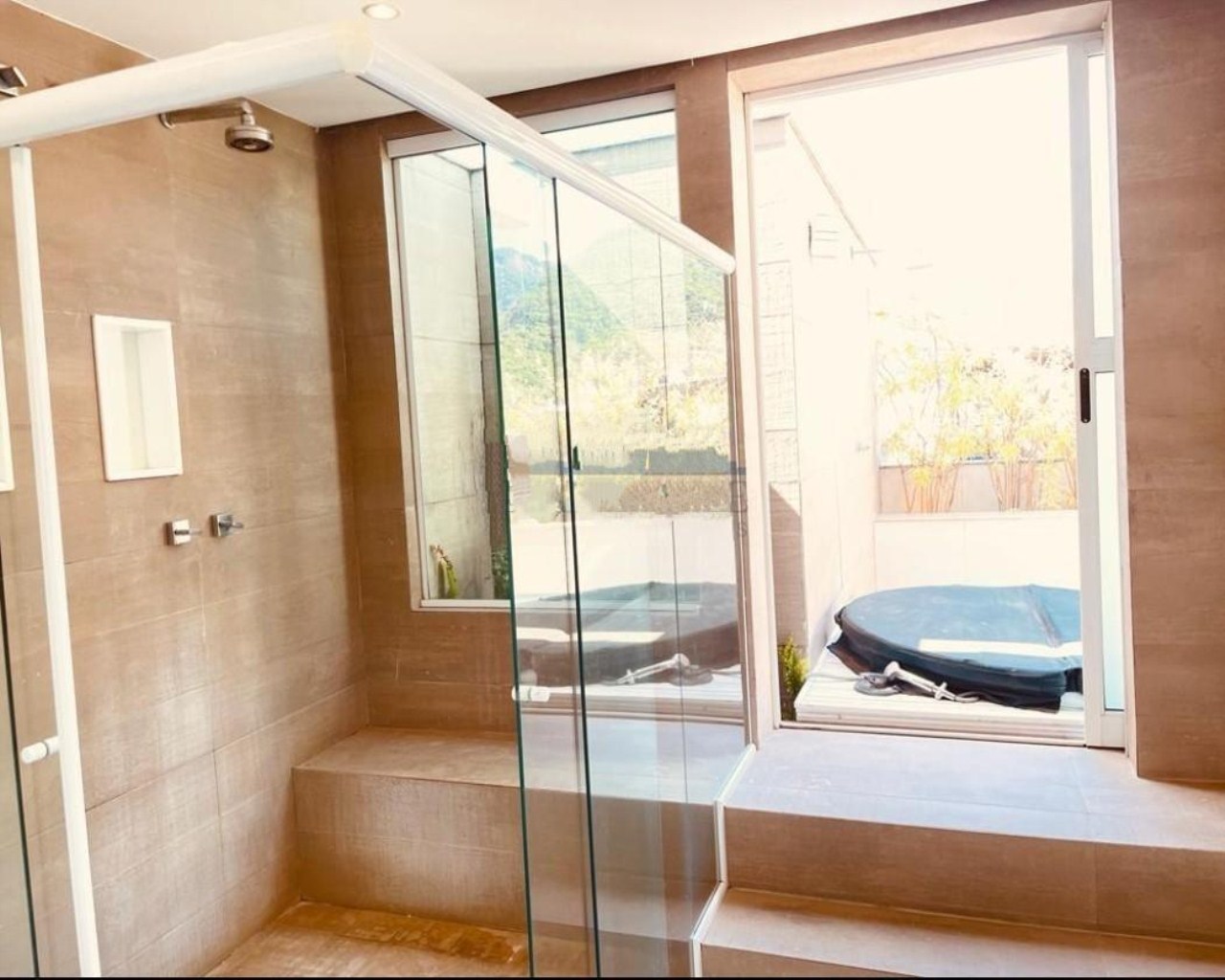 Cobertura espetacular no Jardim Oceânico com 4 suites piscina e próximo da praia