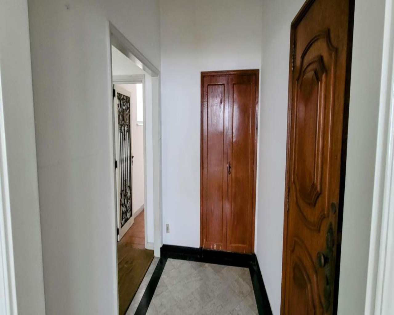 Apartamento amplo com varanda e 4 quartos em copacabana