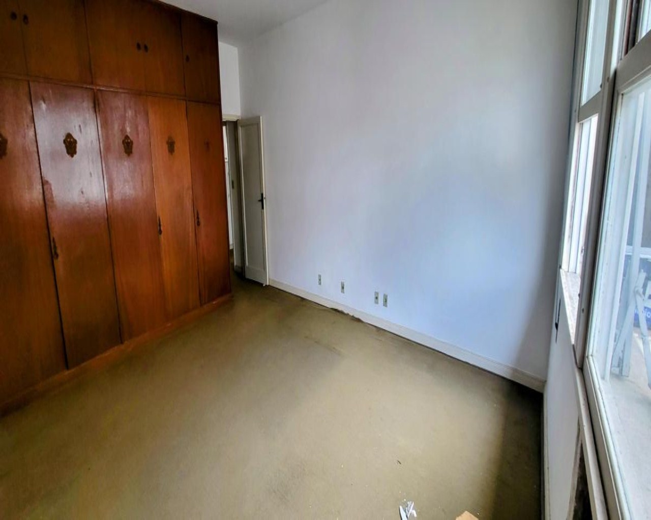 Apartamento amplo com varanda e 4 quartos em copacabana
