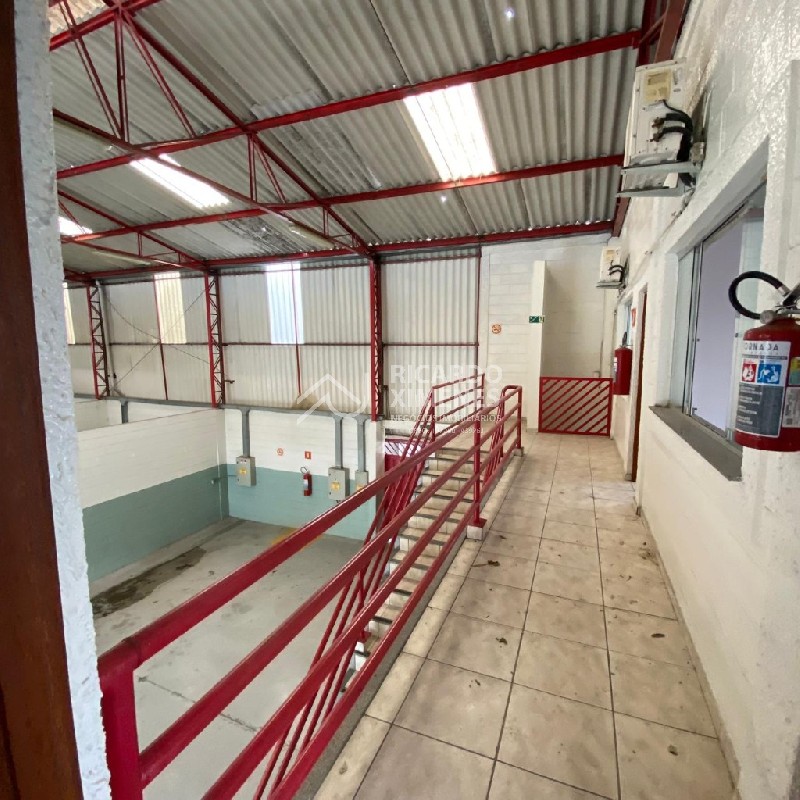 Galpão industrial de alto padrão para locação em Santana de Parnaíba-SP, bairro Jardim Diva (Fazendinha) - 1 sala, 2 banheiros, 1.276,78 m².