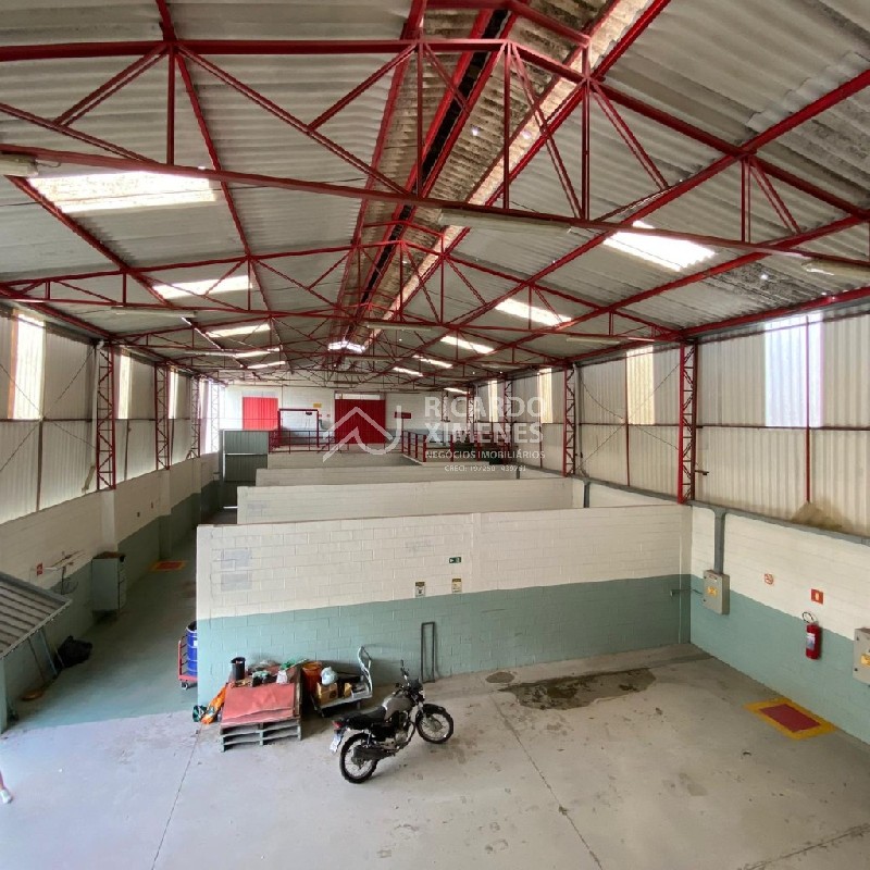 Galpão industrial de alto padrão para locação em Santana de Parnaíba-SP, bairro Jardim Diva (Fazendinha) - 1 sala, 2 banheiros, 1.276,78 m².