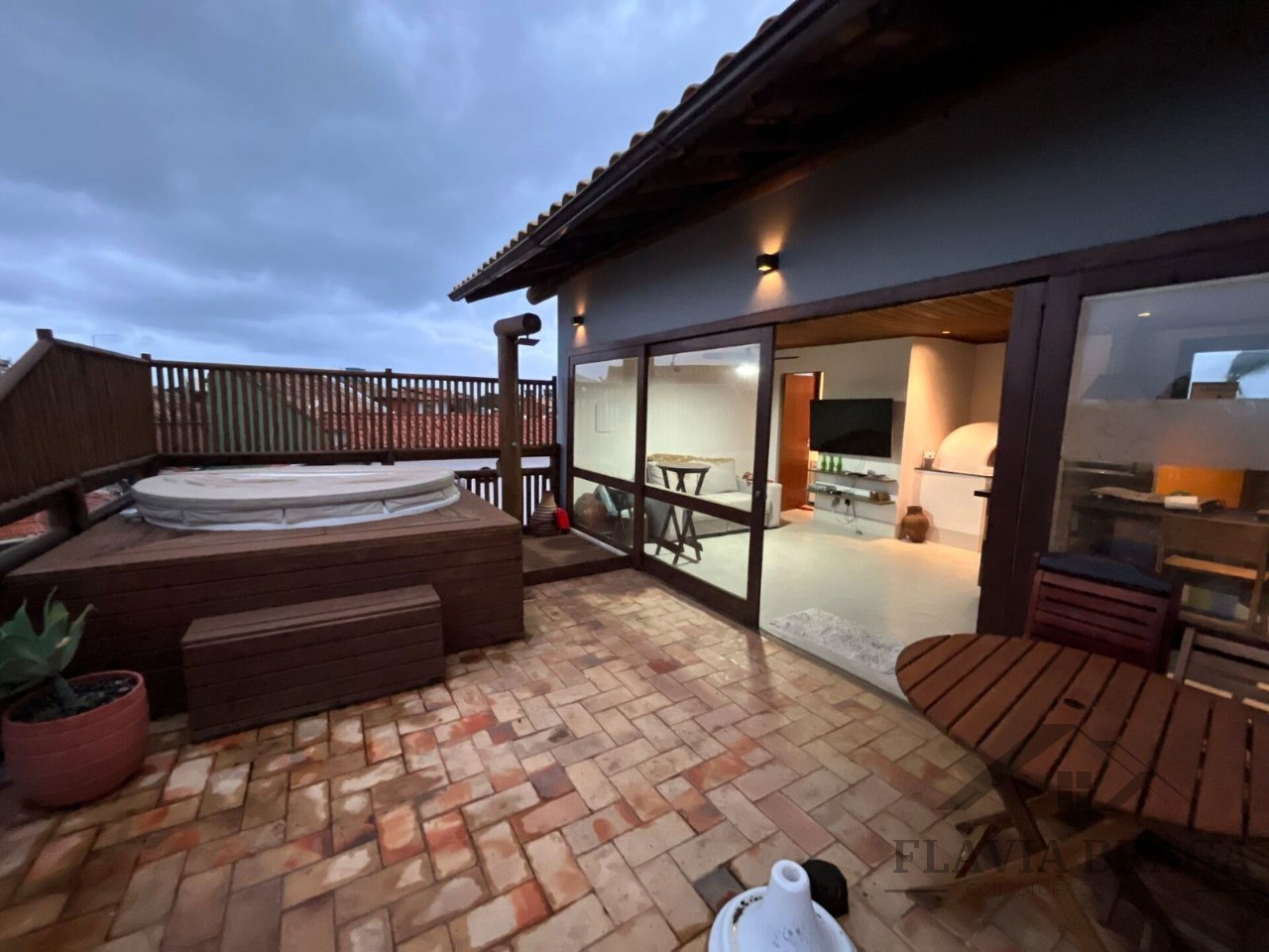 Casa, 5 quartos, 240 m² - Foto 1