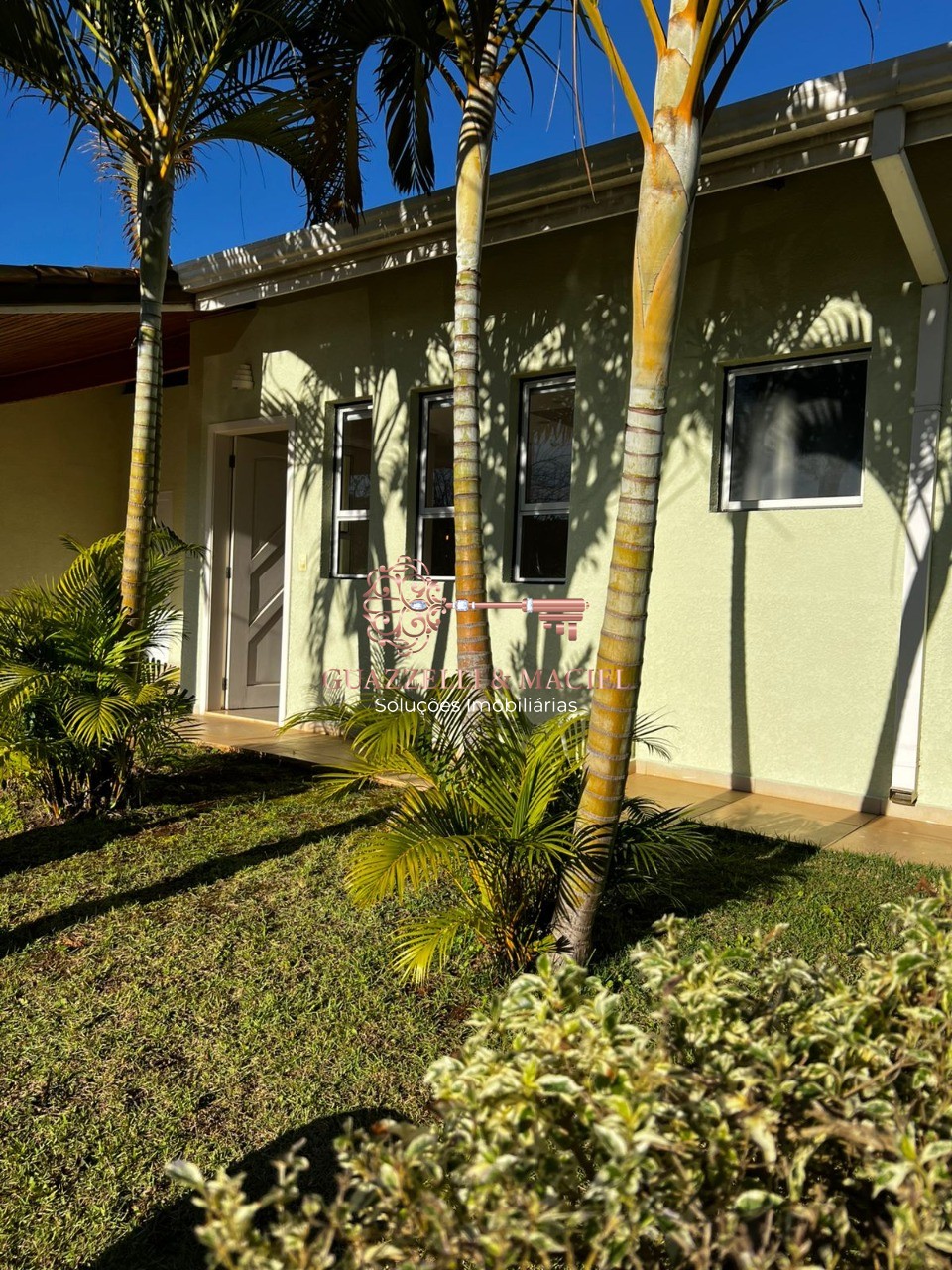 Casa em Condomnio de Luxo para Locao no Jardim Maria Trindade, So Roque-SP: 3 Quartos, 1 Sute, 2 Salas, 4 Banheiros, 4 Vagas de Garagem, 150m.