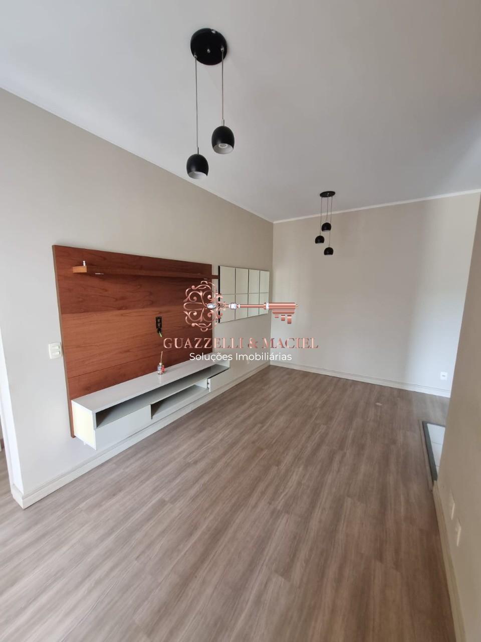 Apartamento em JARDIM CARAMBEÍ, SÃO ROQUE - Apartamento à venda: 2 quartos, 1 suíte, 1 sala, 2 banheiros, 1 vaga na cidade de São Roque-SP, bairro Jardim Carambeí! - Foto 1
