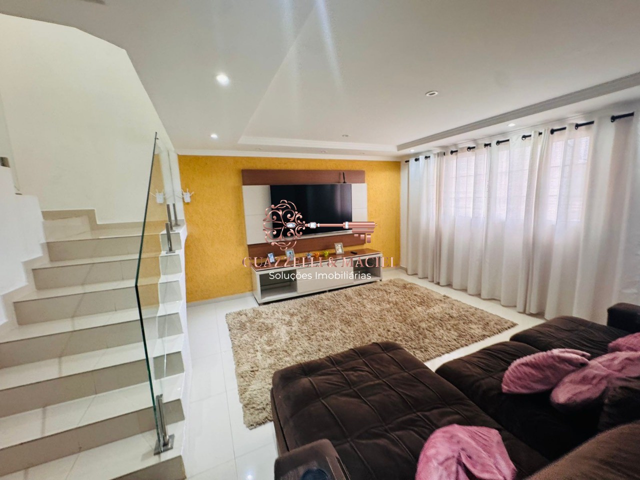 Casa em VILA AGUIAR, SÃO ROQUE - Casa para locação na Vila Aguiar, São Roque-SP: 4 quartos, 1 suíte, 2 salas, 4 banheiros, 2 vagas, 280m². Venha conferir!