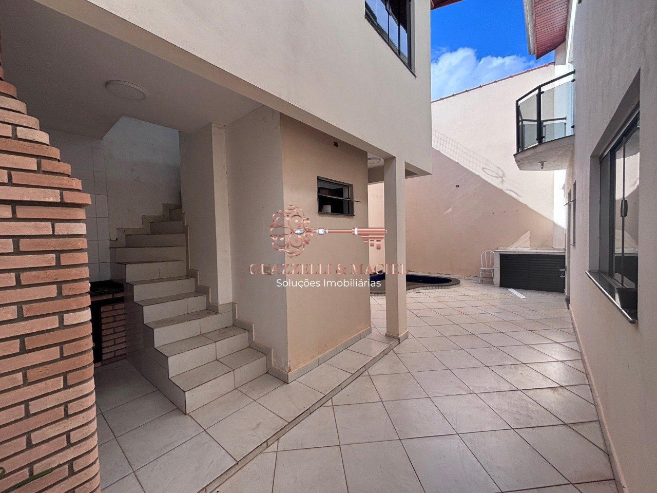 Casa em JARDIM MENY, SÃO ROQUE - Imperdível casa à venda em São Roque-SP, Jardim Meny: 4 quartos, 3 suítes, 1 sala, 4 banheiros, 3 vagas de garagem, 286m²! - Foto 3