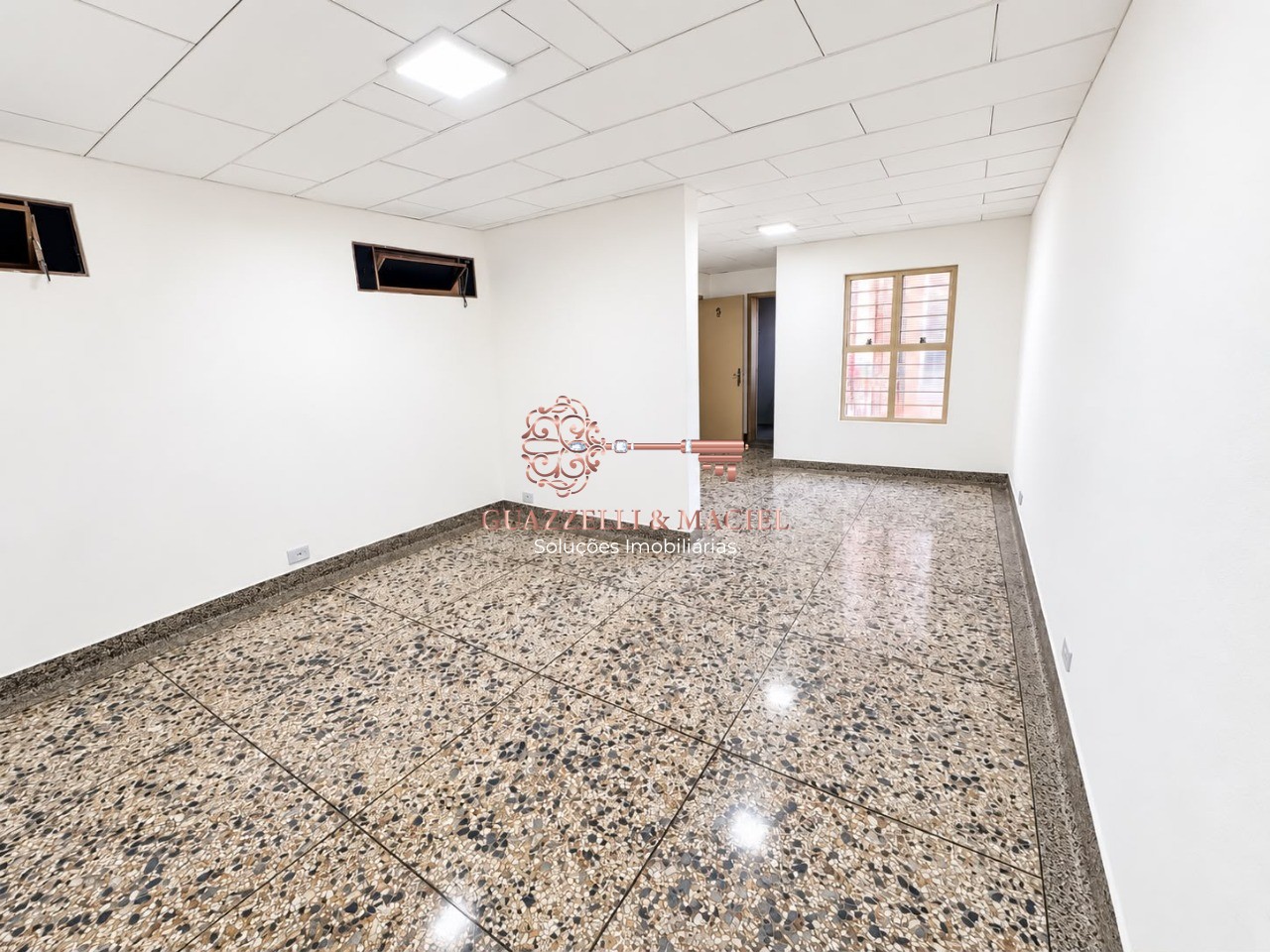 Comercial no CENTRO, SÃO ROQUE - Sala comercial para locação no Centro de São Roque-SP: 01 sala, 01 banheiro, 30,00 m²!
