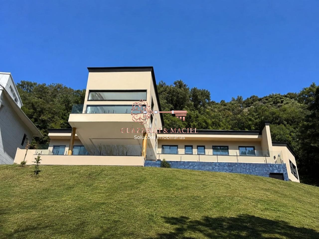 Luxuosa mansão em condomínio exclusivo em São Roque-SP, Vila Santo Antônio: 4 quartos, 4 suítes, 2 salas, 4 vagas e 500m². Venha conferir!