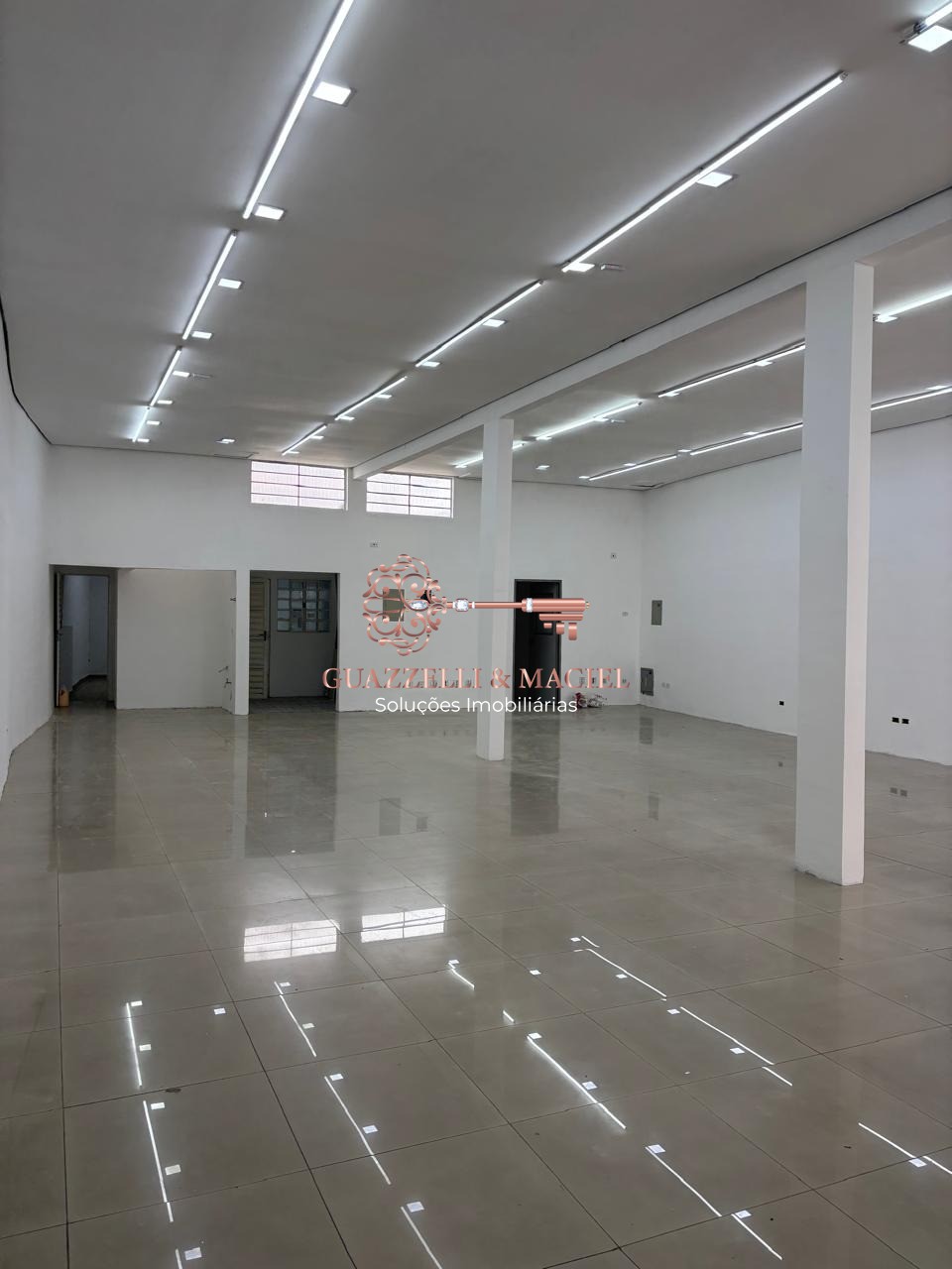 salao no CENTRO, SÃO ROQUE - Salão Comercial de Alto Padrão para Locação no Centro de São Roque-SP: 1 Sala, 2 Banheiros, 240m² Disponíveis!