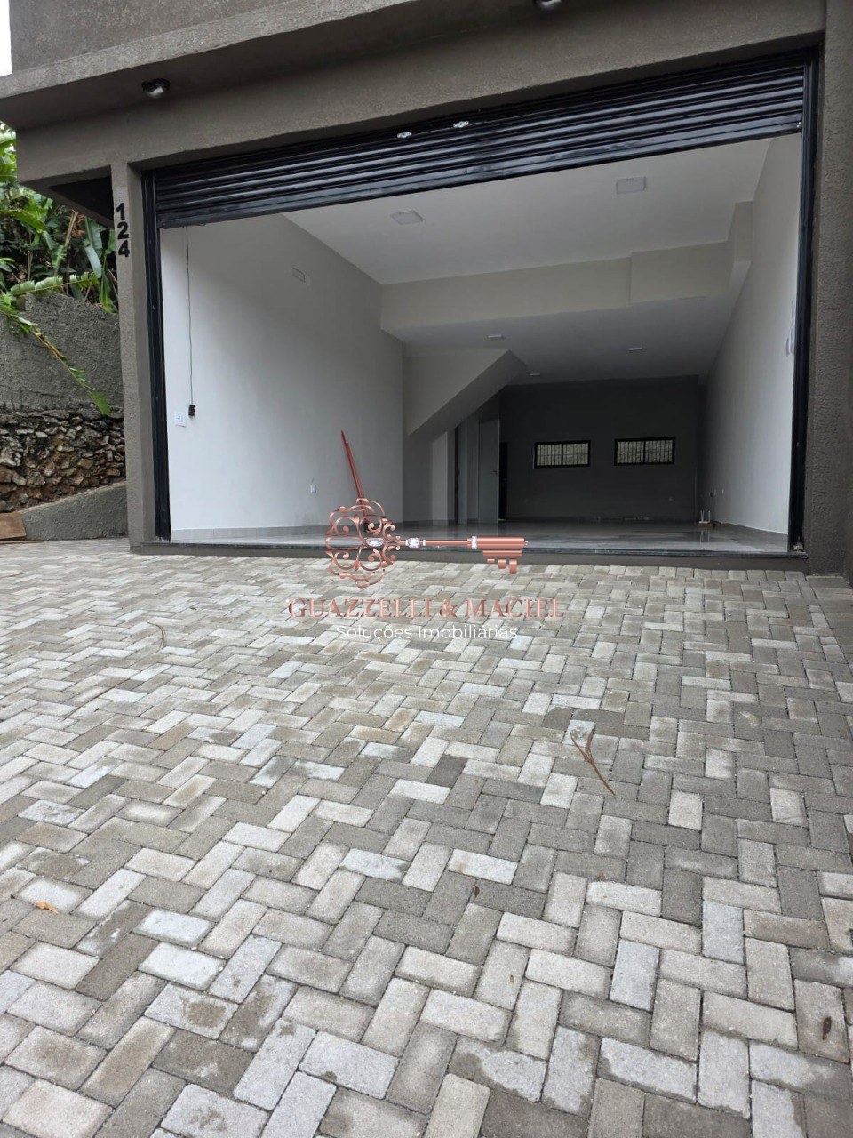 salao no CENTRO, SÃO ROQUE - Salão Comercial para Locação no Centro de São Roque-SP: 1 sala, 2 banheiros, 3 vagas de garagem, 100m² de área. Venha conferir!