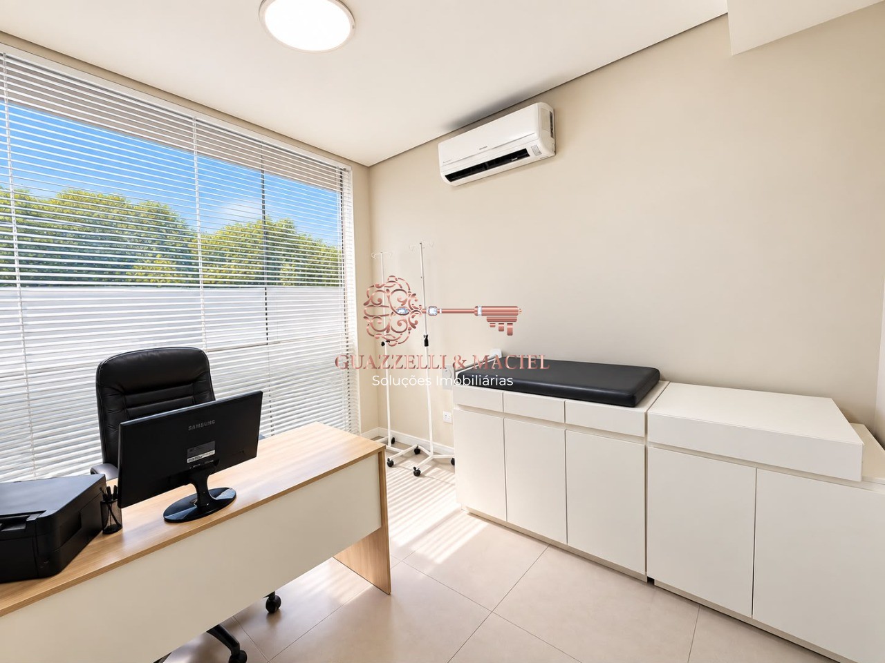 Comercial em CENTRO, SÃO ROQUE - Sala comercial para locação no Centro de São Roque-SP: 2 salas, 1 banheiro, 1 vaga de garagem, 20m² de área.
