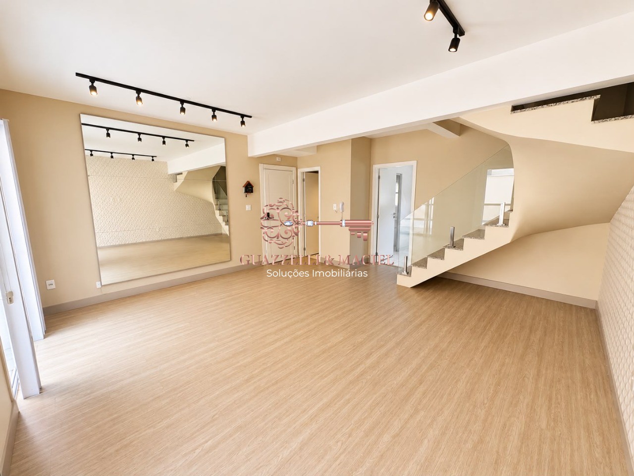 Condominio em BAIRRO DO CAMBARÁ, SÃO ROQUE - Casa em Condomínio de Luxo em São Roque-SP: 3 quartos, 1 suíte, 2 salas, 3 banheiros, 2 vagas de garagem - Imperdível!