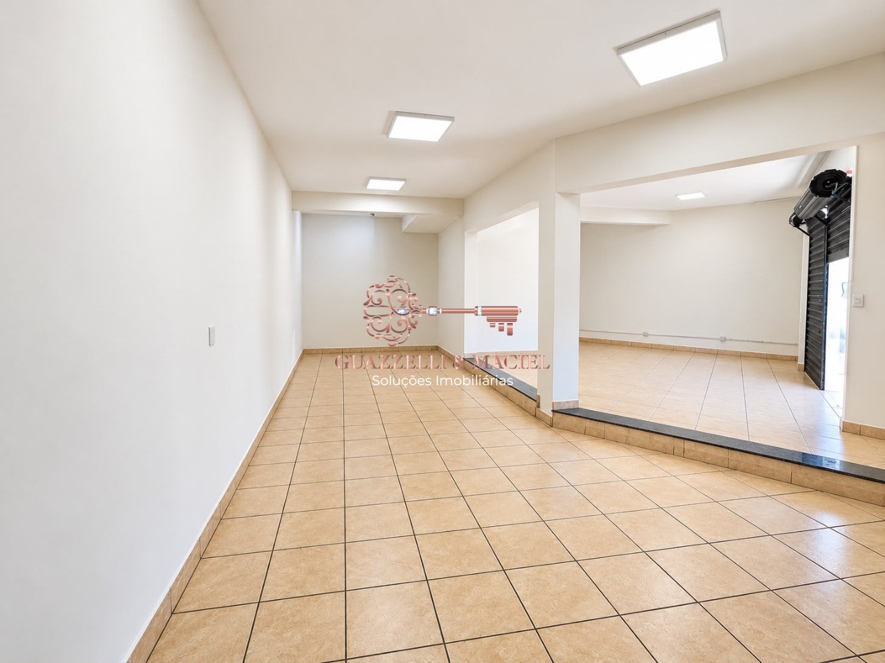 salao no CENTRO, SÃO ROQUE - Salão Comercial para Locação no Centro de São Roque-SP: 2 Salas, 1 Banheiro, 4 Vagas de Garagem, 174,00 m² de Área.