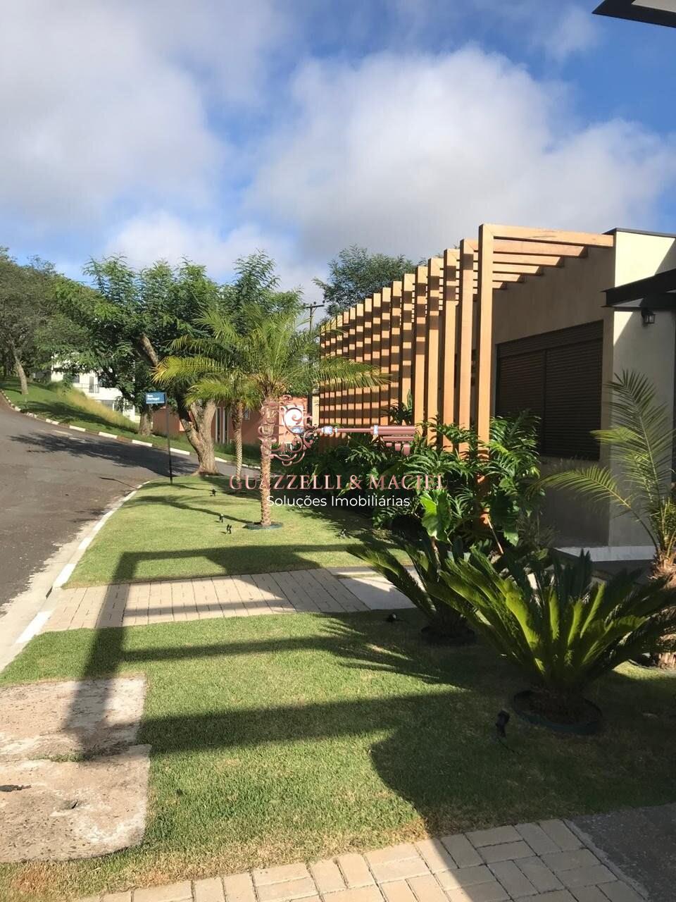 Casa em Condomnio de Luxo em So Roque-SP: 3 Quartos, 1 Sute, 2 Salas, 215 m - Imperdvel!