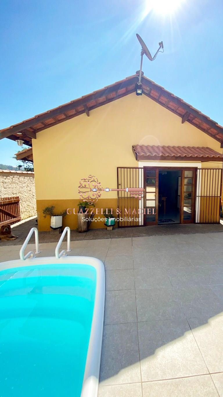 Casa em Marmeleiro, Mairinque - Imperdível oportunidade: Casa à venda em Mairinque-SP, bairro Marmeleiro, 2 quartos, 1 suíte, 2 salas, 3 banheiros, 4 vagas de garagem, 179 m².