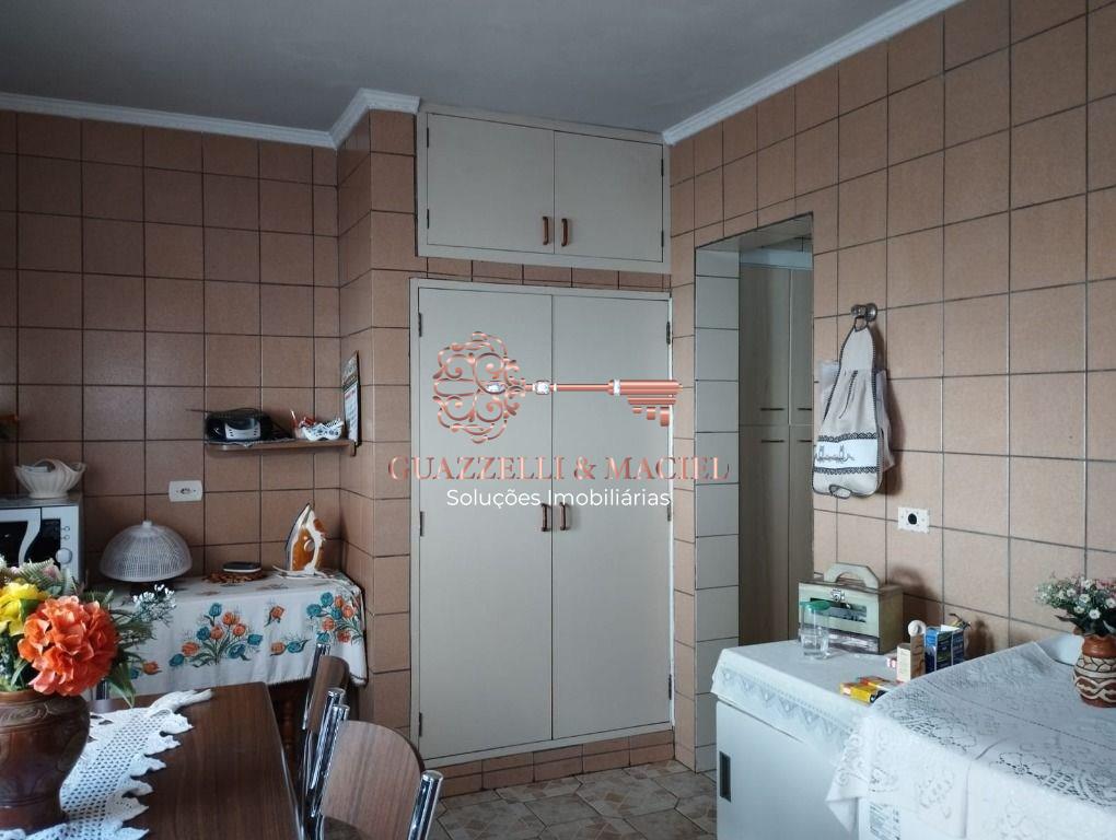 Casa em Centro, Mairinque - Imperdível oportunidade! Casa à venda em Mairinque-SP, no Centro, com 3 quartos, 1 suíte, 2 salas, 3 banheiros, 2 vagas de garagem e 220m². - Foto 12