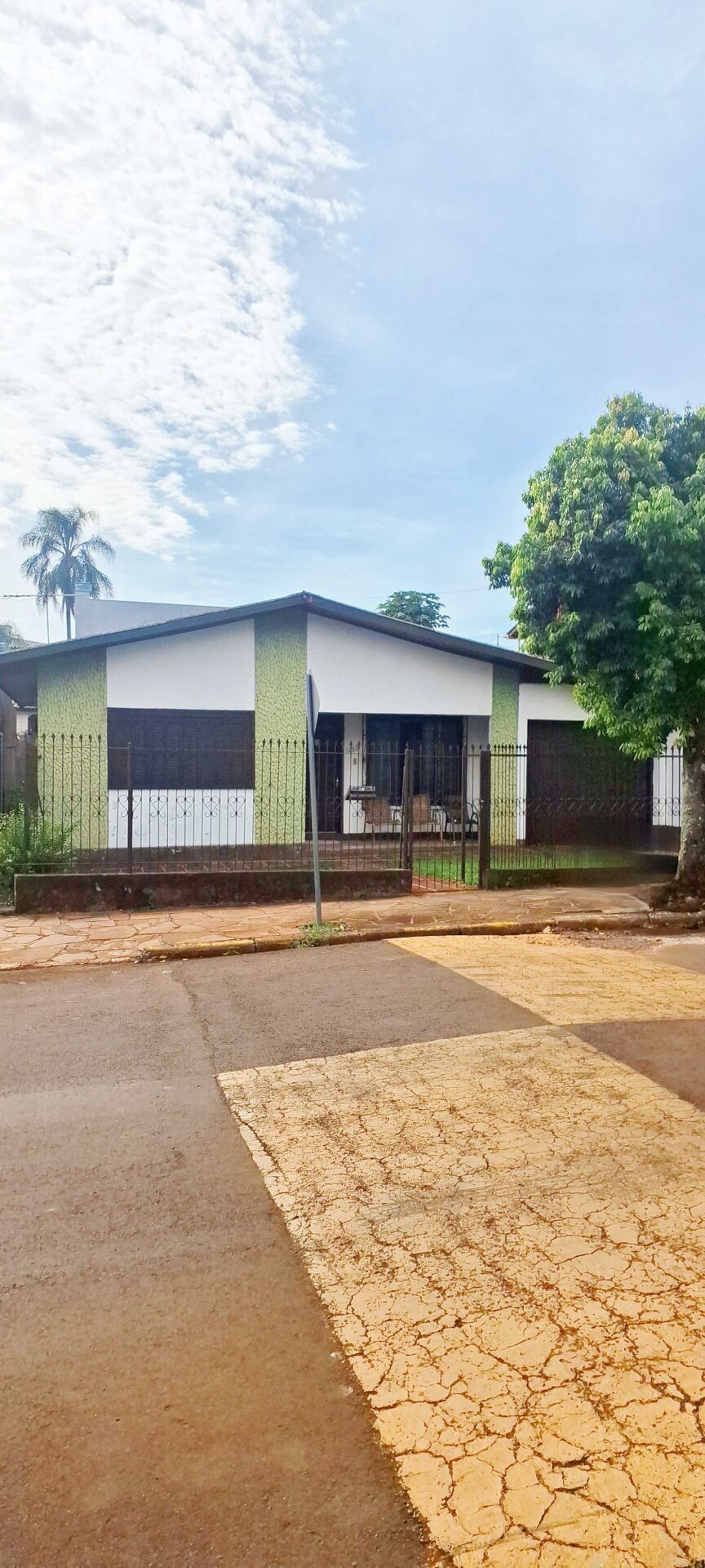 Casa à venda com 3 quartos, 108m² - Foto 1
