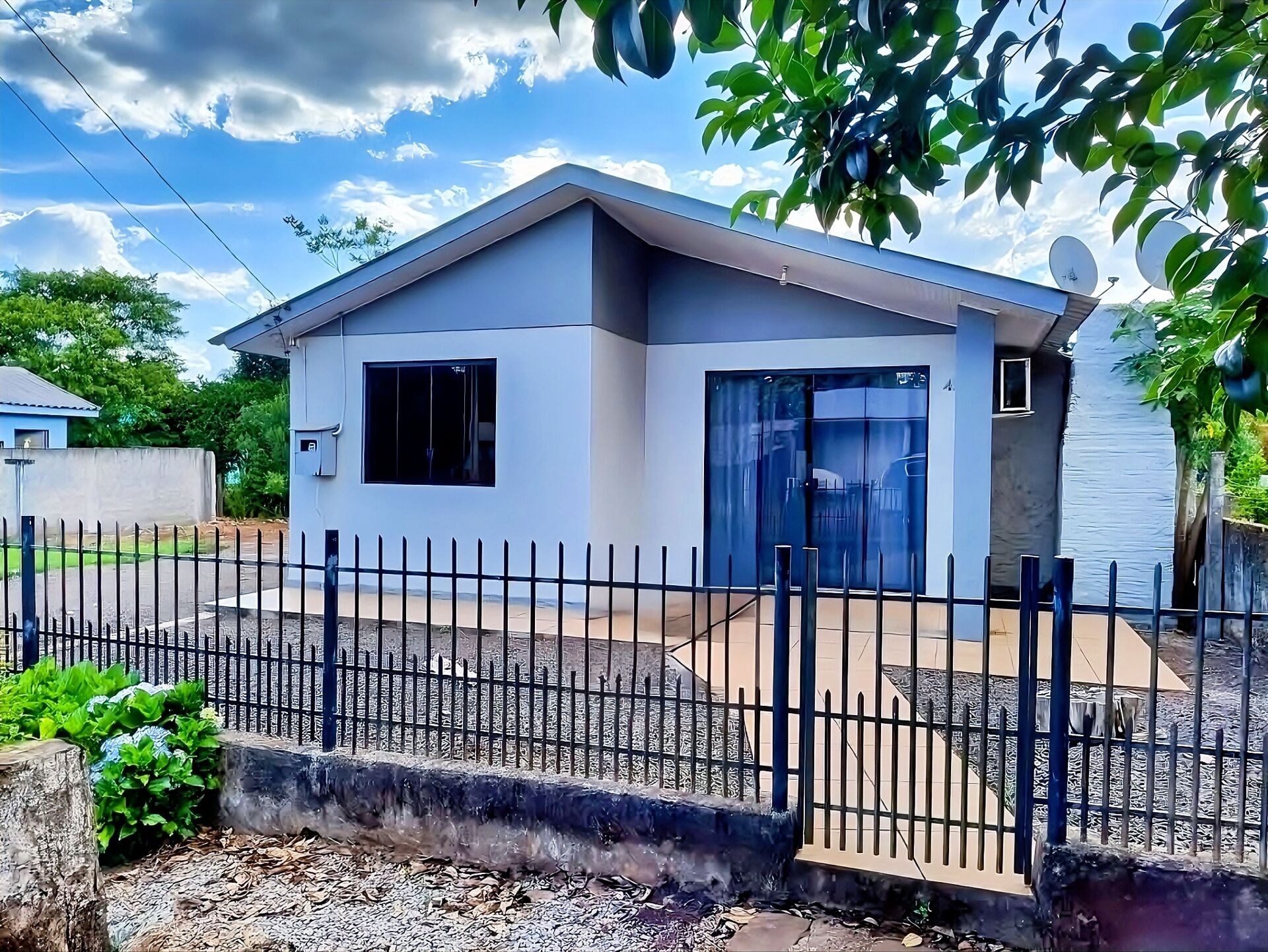 Casa à venda com 2 quartos, 75m² - Foto 1