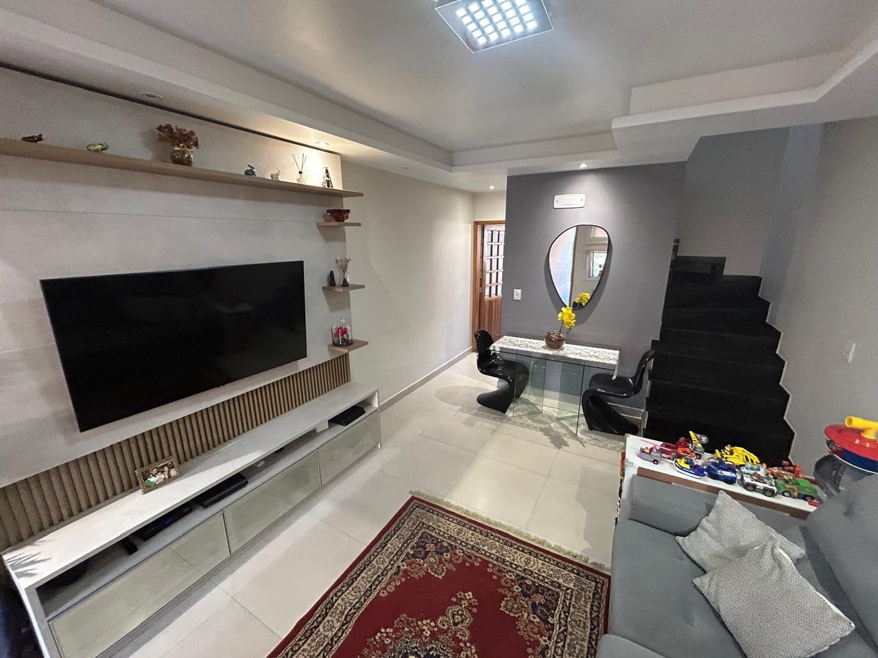 Casa à venda com 3 quartos, 103m² - Foto 1