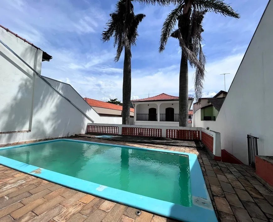 Casa à venda com 7 quartos, 500m² - Foto 1