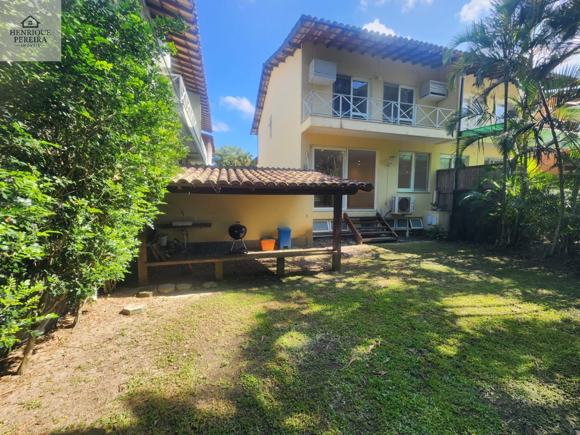 Imperdível Casa em Condomínio no Recreio dos Bandeirantes, RJ: 3 suítes, área externa privativa, 2 vagas e 240m². Venha conferir!