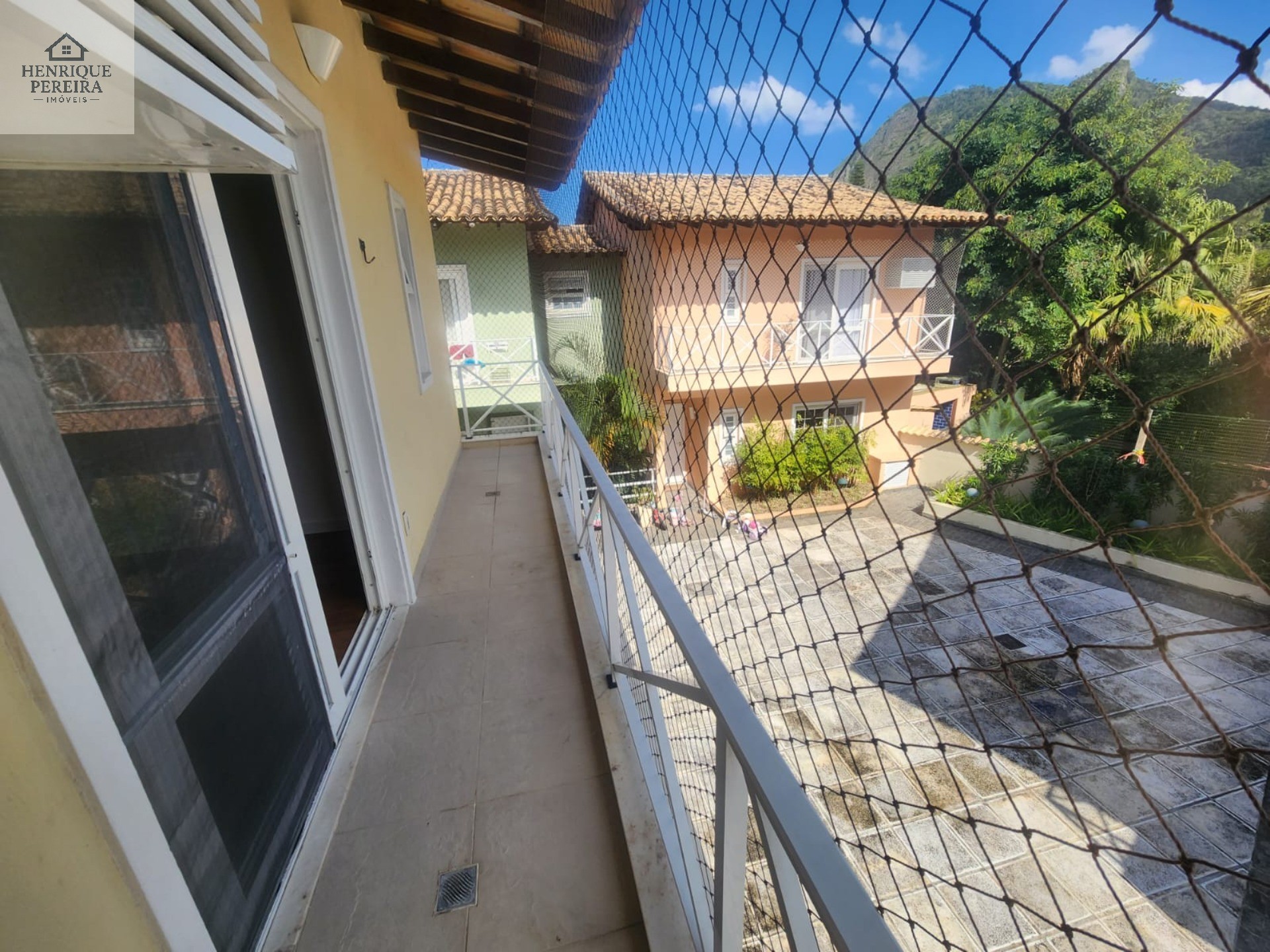 Imperdível Casa em Condomínio no Recreio dos Bandeirantes, RJ: 3 suítes, área externa privativa, 2 vagas e 240m². Venha conferir!