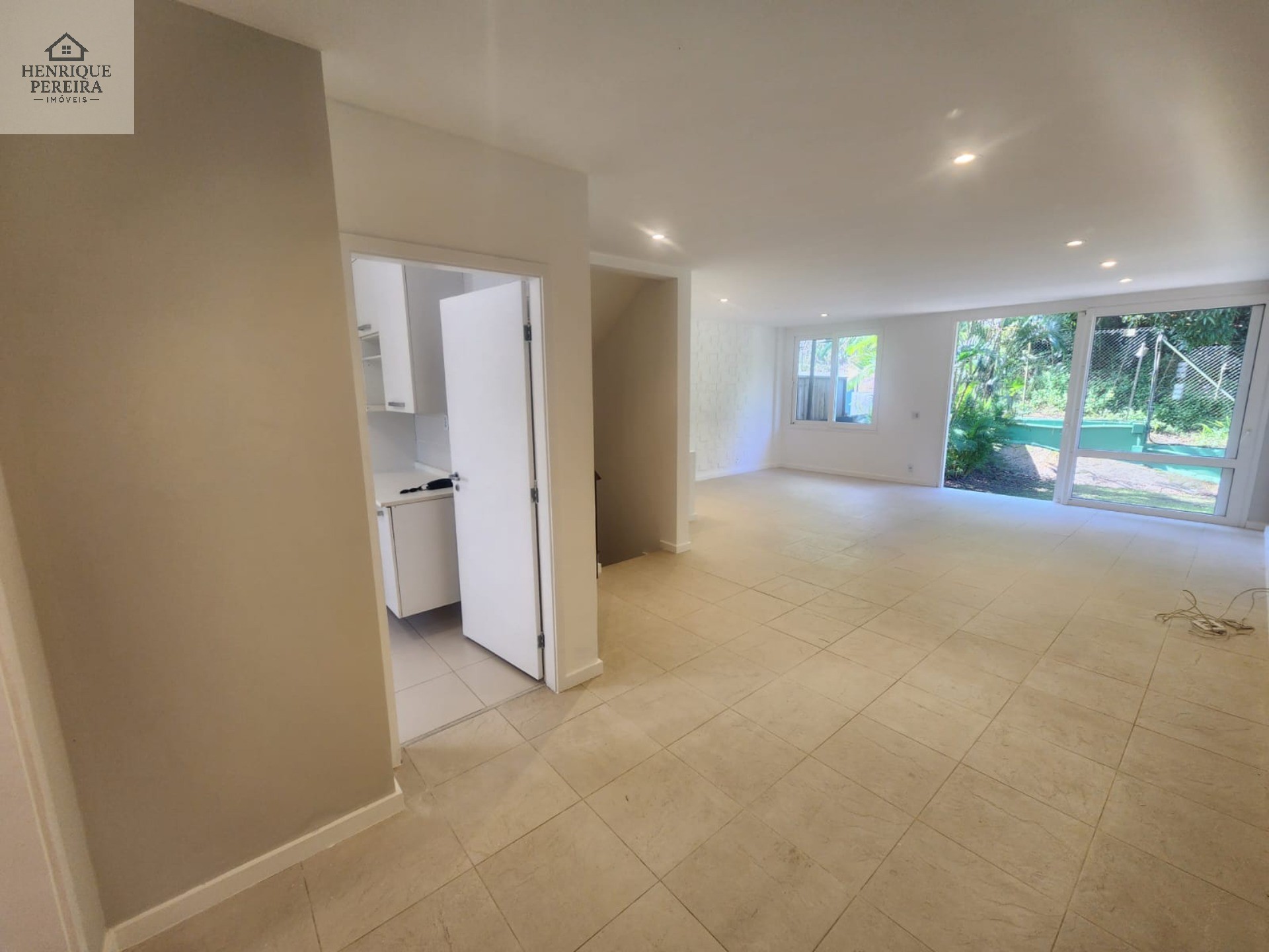 Imperdível Casa em Condomínio no Recreio dos Bandeirantes, RJ: 3 suítes, área externa privativa, 2 vagas e 240m². Venha conferir!