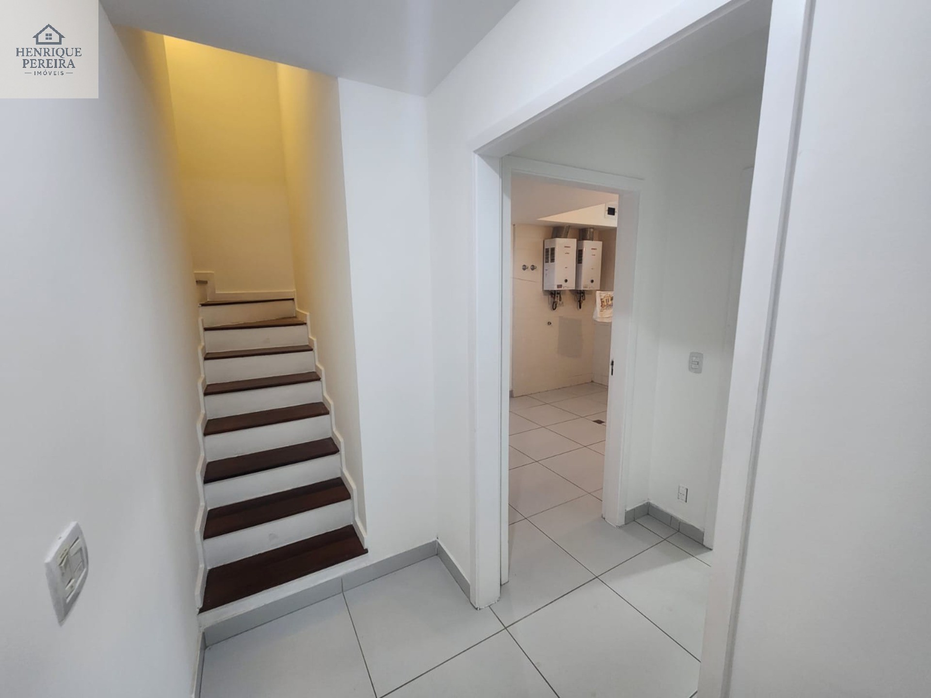 Imperdível Casa em Condomínio no Recreio dos Bandeirantes, RJ: 3 suítes, área externa privativa, 2 vagas e 240m². Venha conferir!