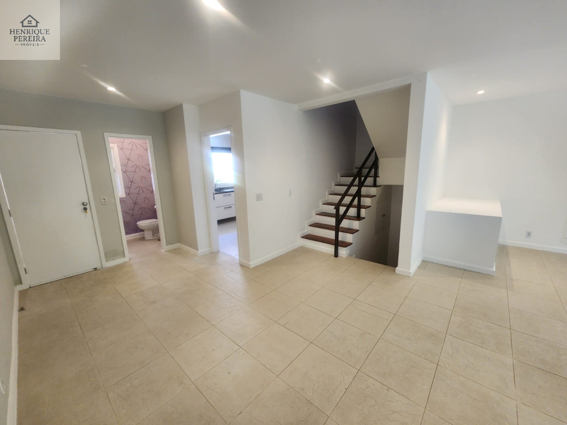 Imperdível Casa em Condomínio no Recreio dos Bandeirantes, RJ: 3 suítes, área externa privativa, 2 vagas e 240m². Venha conferir!
