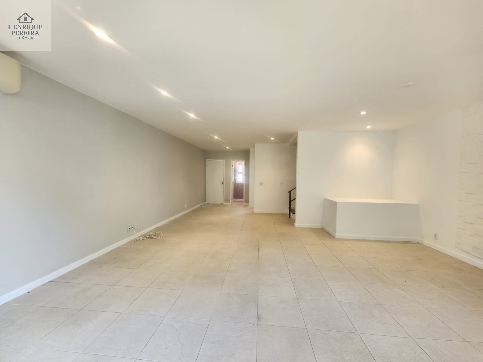 Imperdível Casa em Condomínio no Recreio dos Bandeirantes, RJ: 3 suítes, área externa privativa, 2 vagas e 240m². Venha conferir!