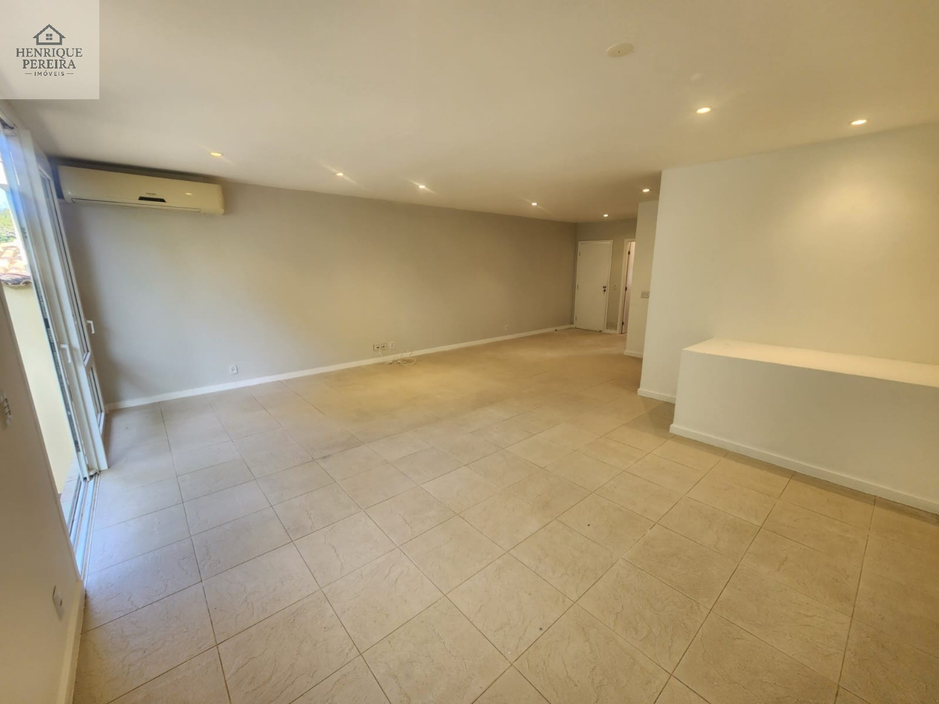 Imperdível Casa em Condomínio no Recreio dos Bandeirantes, RJ: 3 suítes, área externa privativa, 2 vagas e 240m². Venha conferir!