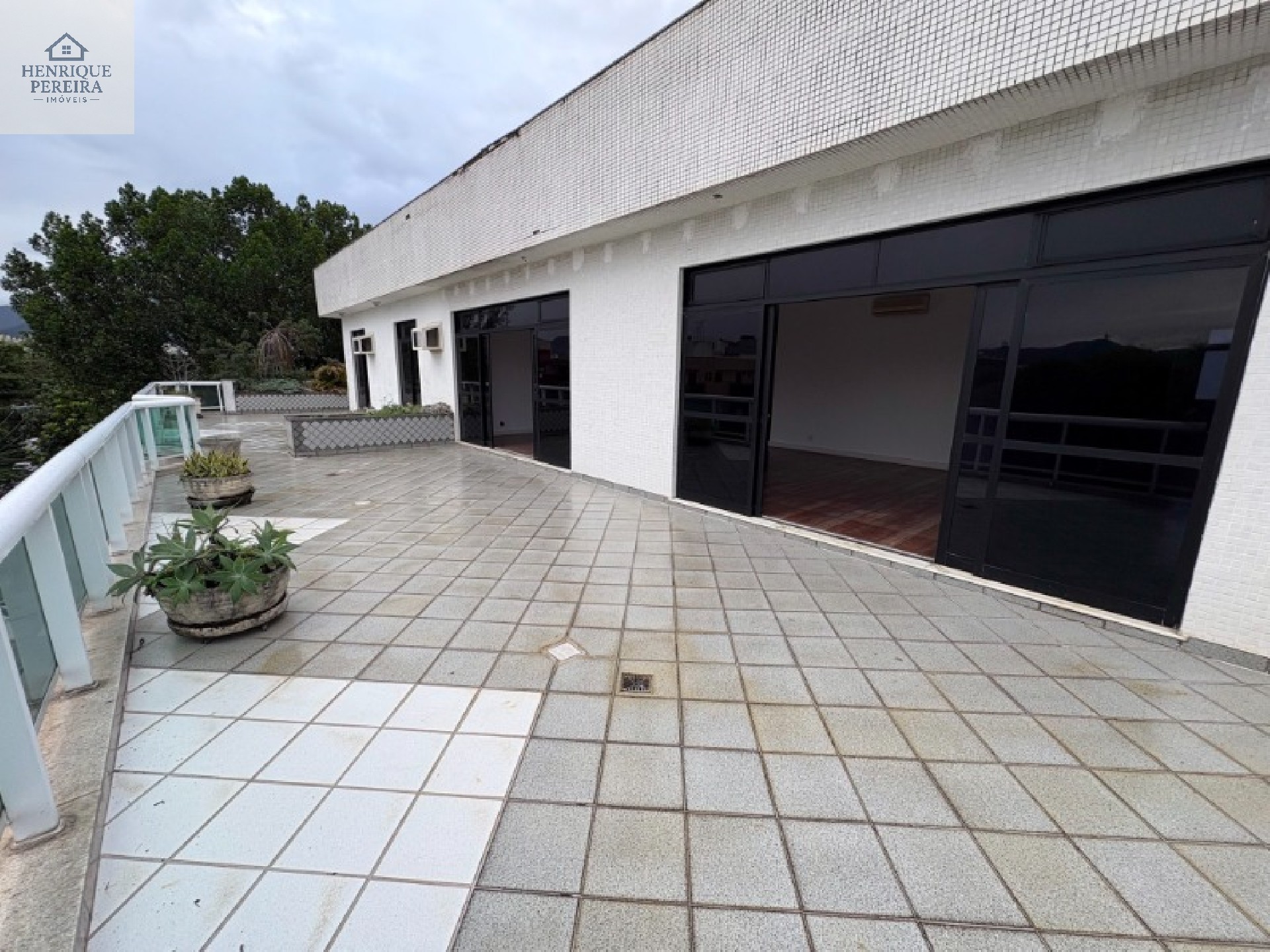 Cobertura de 547m2 e Linear no Recreio dos Bandeirantes: 5 quartos, 2 suítes, 2 salas, 4 banheiros, 3 vagas e 547m² de área.
