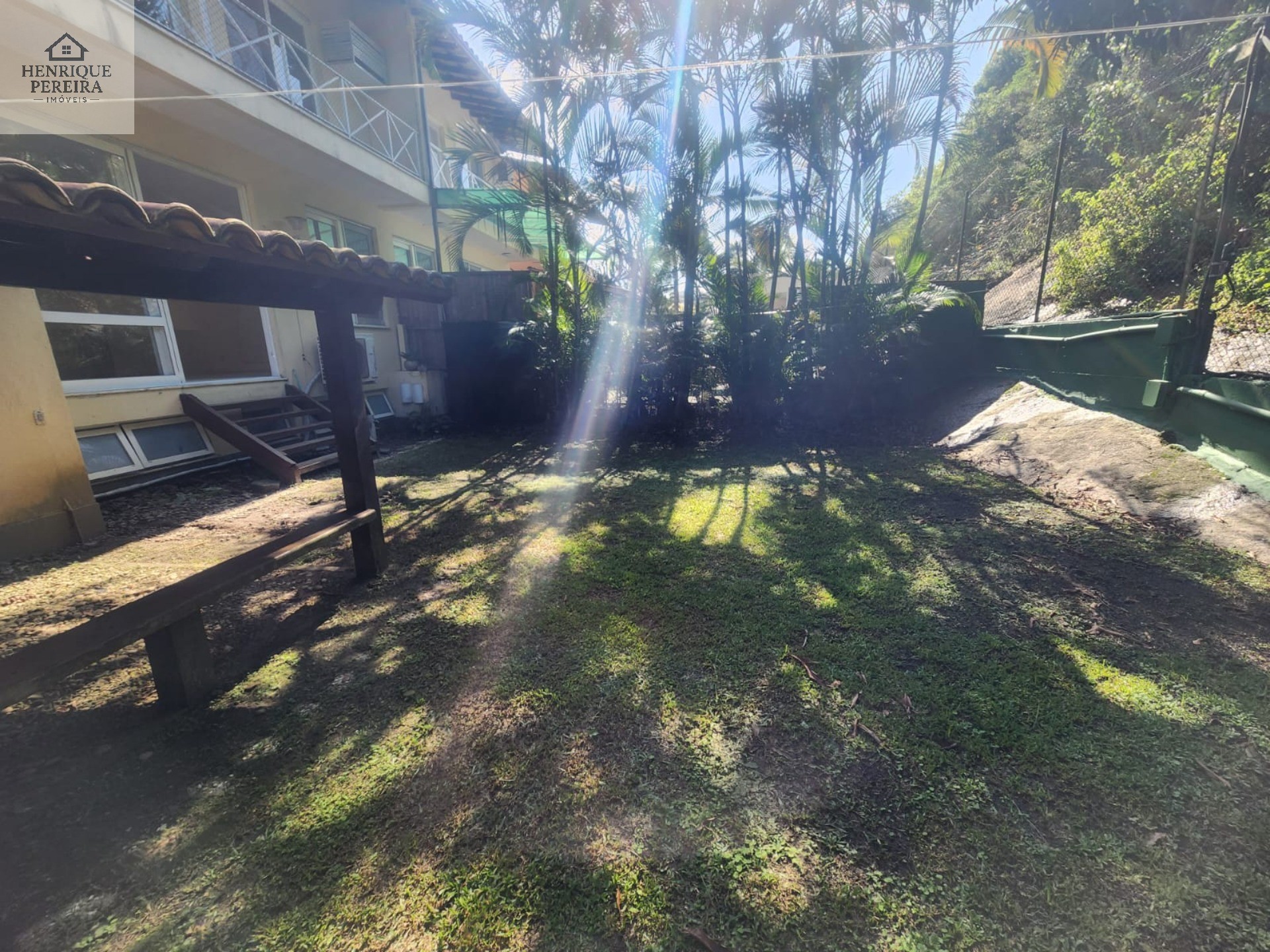 Imperdível Casa em Condomínio no Recreio dos Bandeirantes, RJ: 3 suítes, área externa privativa, 2 vagas e 240m². Venha conferir!