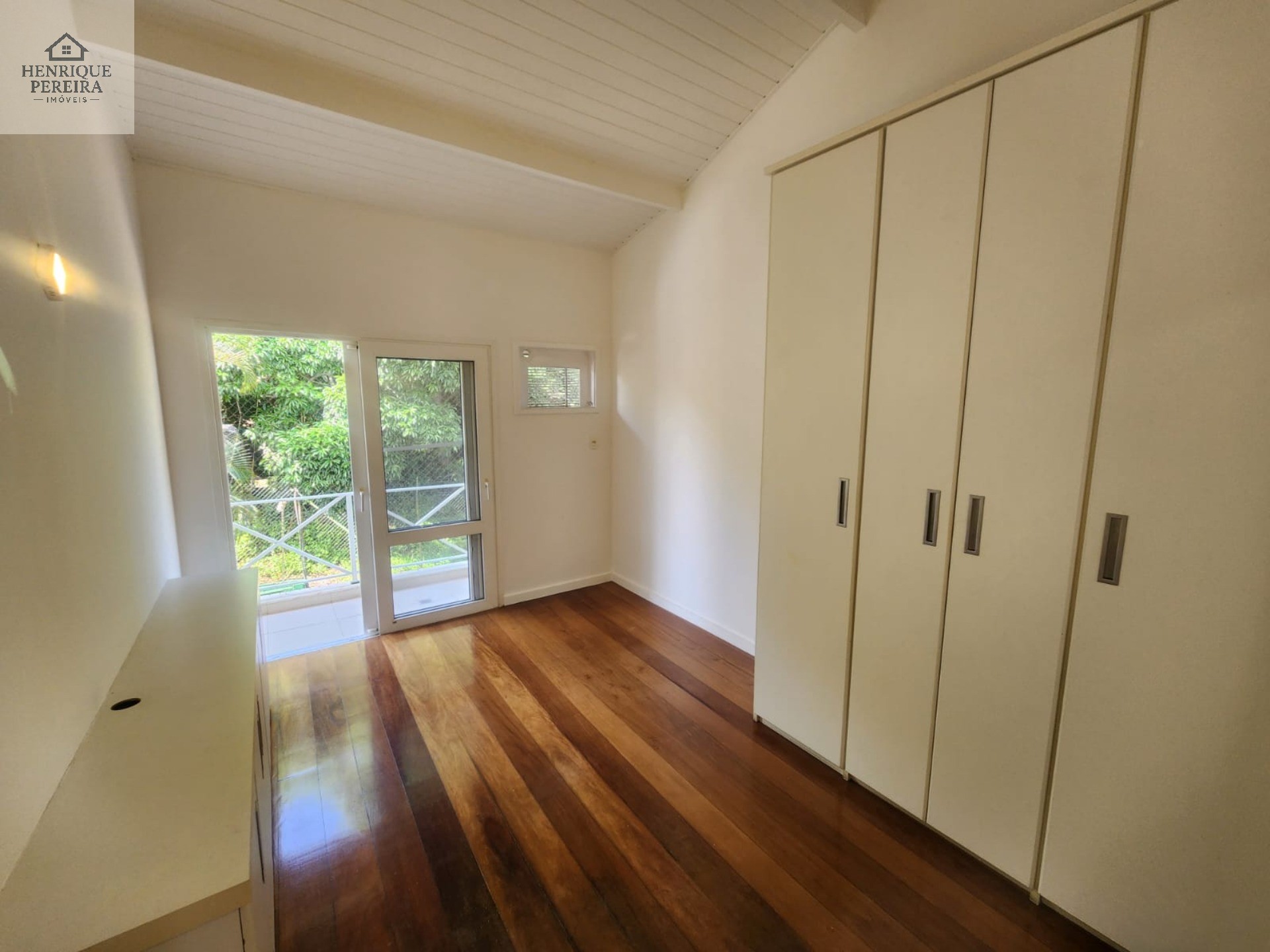 Imperdível Casa em Condomínio no Recreio dos Bandeirantes, RJ: 3 suítes, área externa privativa, 2 vagas e 240m². Venha conferir!