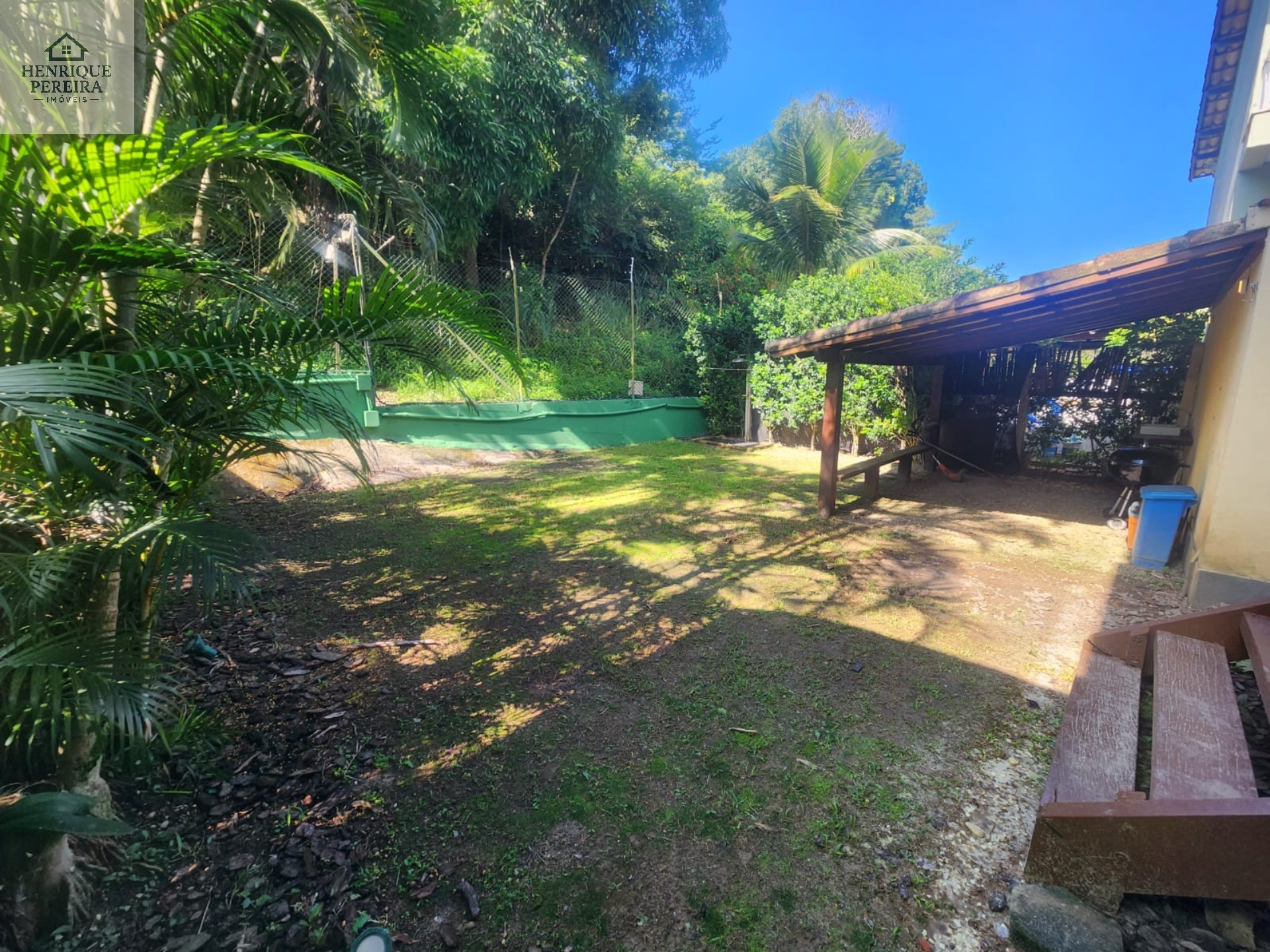 Imperdível Casa em Condomínio no Recreio dos Bandeirantes, RJ: 3 suítes, área externa privativa, 2 vagas e 240m². Venha conferir!