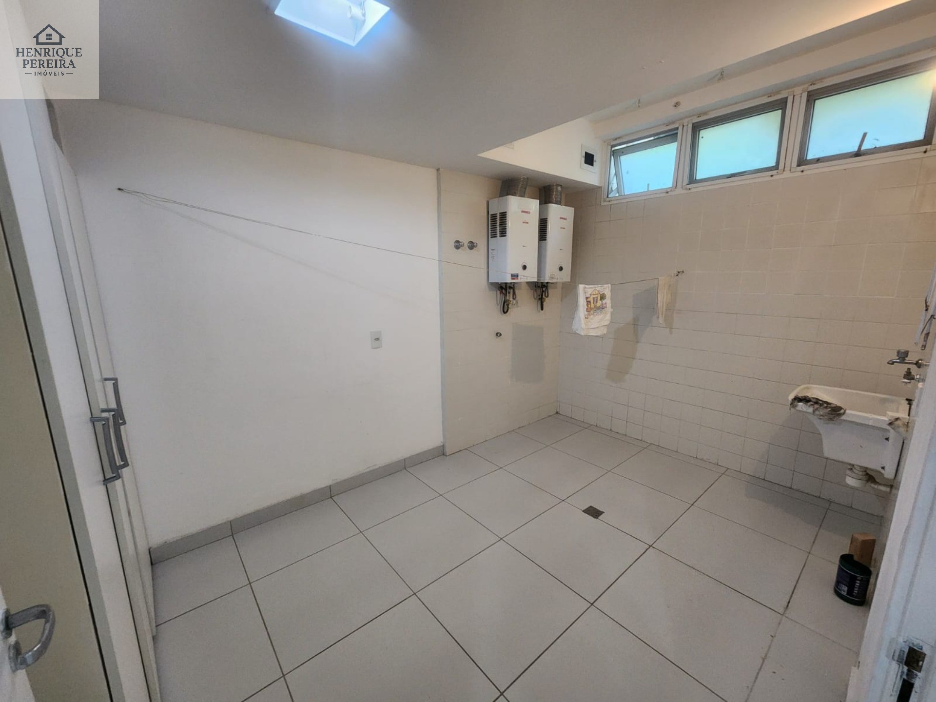 Imperdível Casa em Condomínio no Recreio dos Bandeirantes, RJ: 3 suítes, área externa privativa, 2 vagas e 240m². Venha conferir!