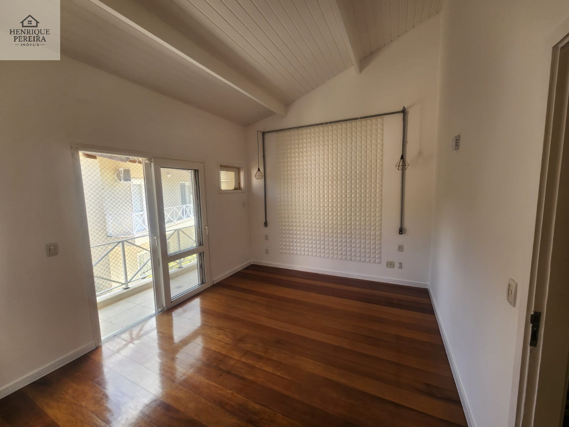 Imperdível Casa em Condomínio no Recreio dos Bandeirantes, RJ: 3 suítes, área externa privativa, 2 vagas e 240m². Venha conferir!