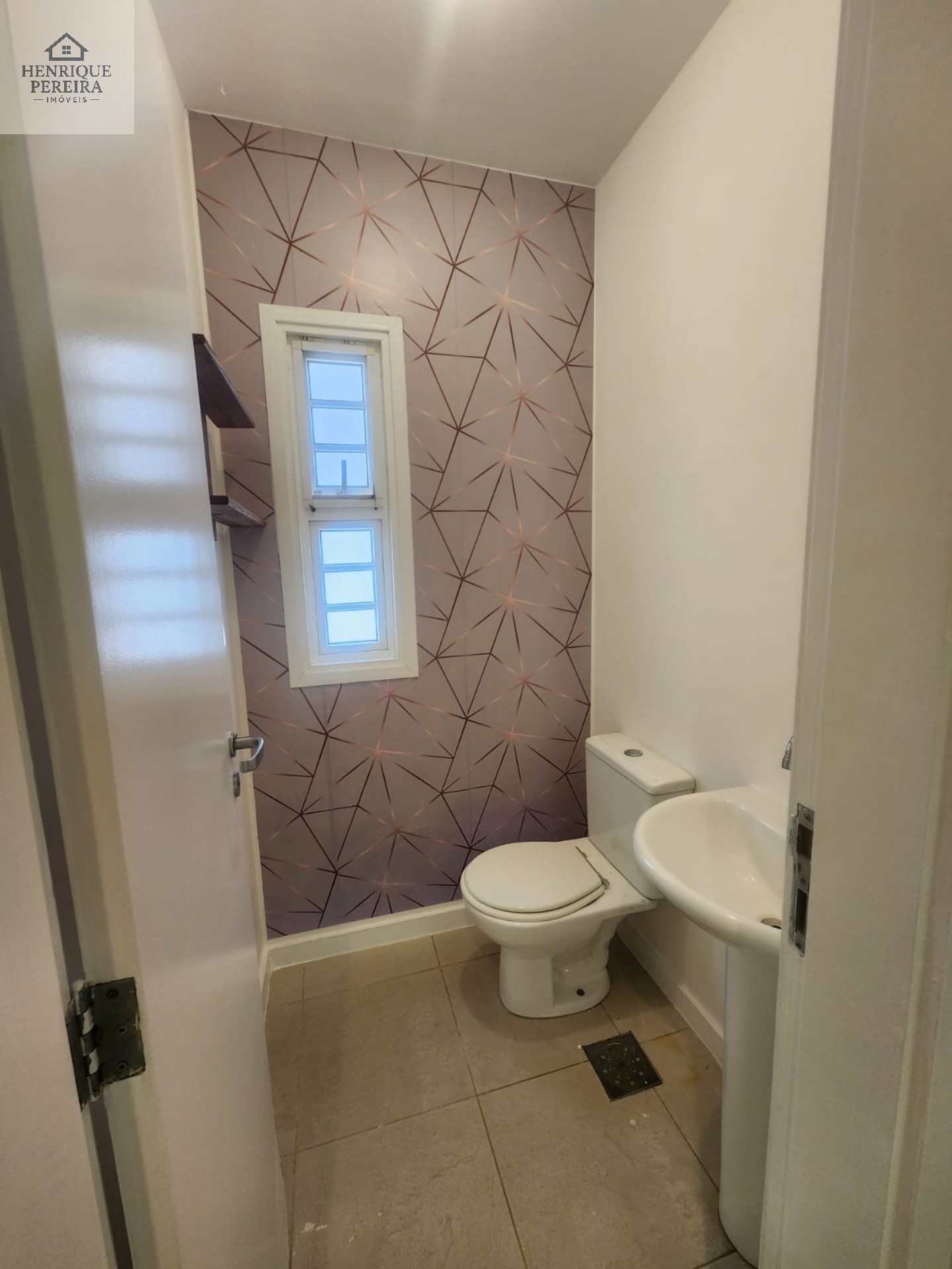 Imperdível Casa em Condomínio no Recreio dos Bandeirantes, RJ: 3 suítes, área externa privativa, 2 vagas e 240m². Venha conferir!