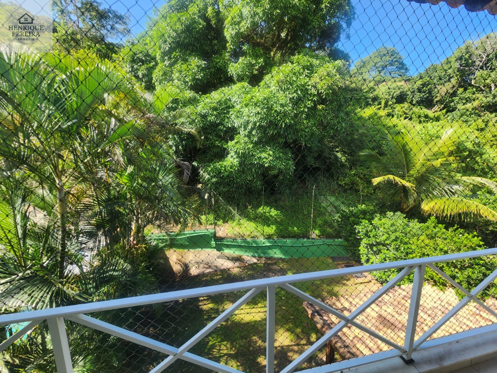 Imperdível Casa em Condomínio no Recreio dos Bandeirantes, RJ: 3 suítes, área externa privativa, 2 vagas e 240m². Venha conferir!