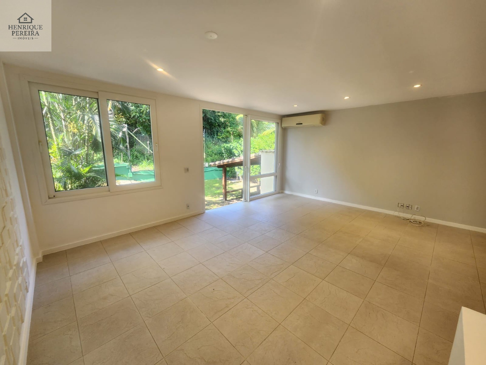 Imperdível Casa em Condomínio no Recreio dos Bandeirantes, RJ: 3 suítes, área externa privativa, 2 vagas e 240m². Venha conferir!