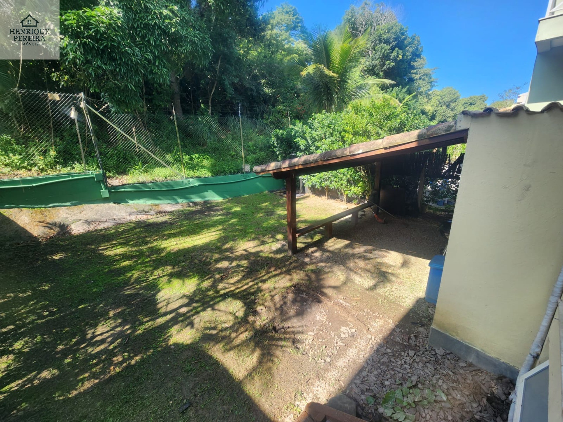 Imperdível Casa em Condomínio no Recreio dos Bandeirantes, RJ: 3 suítes, área externa privativa, 2 vagas e 240m². Venha conferir!