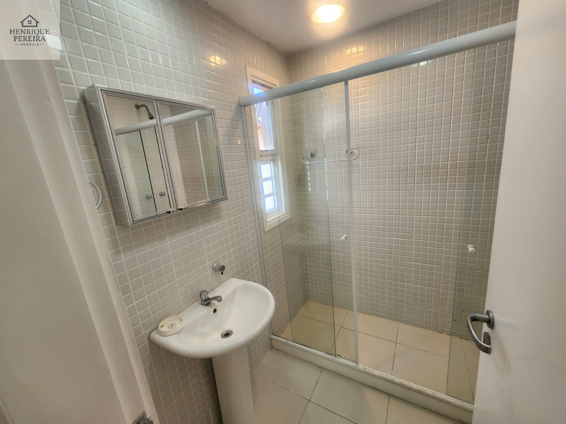 Imperdível Casa em Condomínio no Recreio dos Bandeirantes, RJ: 3 suítes, área externa privativa, 2 vagas e 240m². Venha conferir!