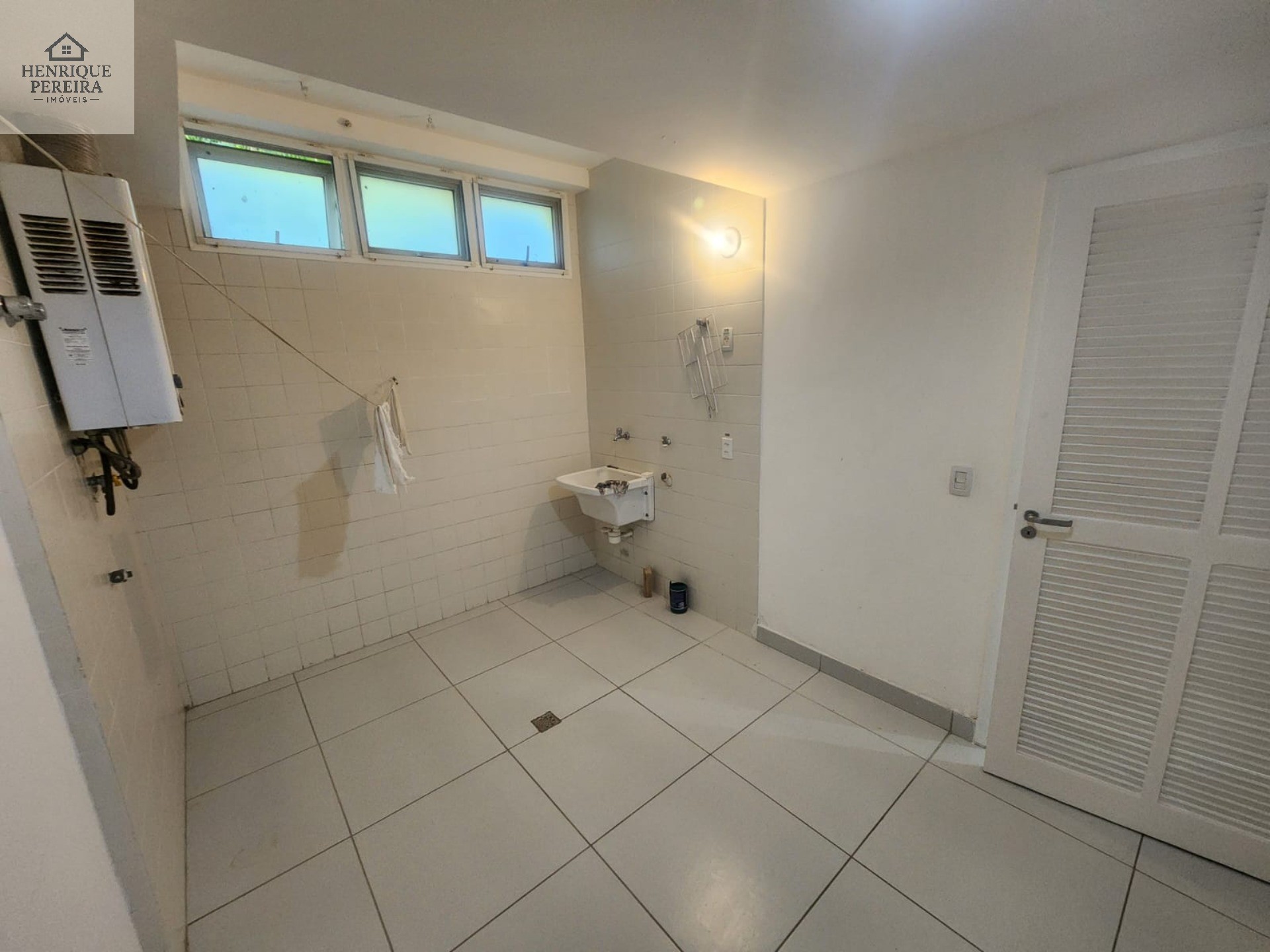 Imperdível Casa em Condomínio no Recreio dos Bandeirantes, RJ: 3 suítes, área externa privativa, 2 vagas e 240m². Venha conferir!